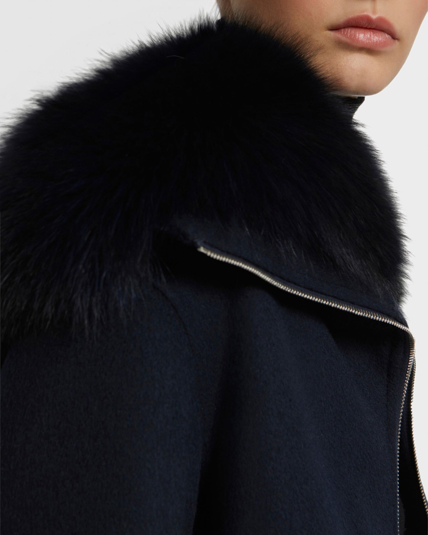 veste-courte-en-lainage-cachemire-avec-col-en-renard-bleu-fonce-23wyv02360carda7033 -Yves Salomon