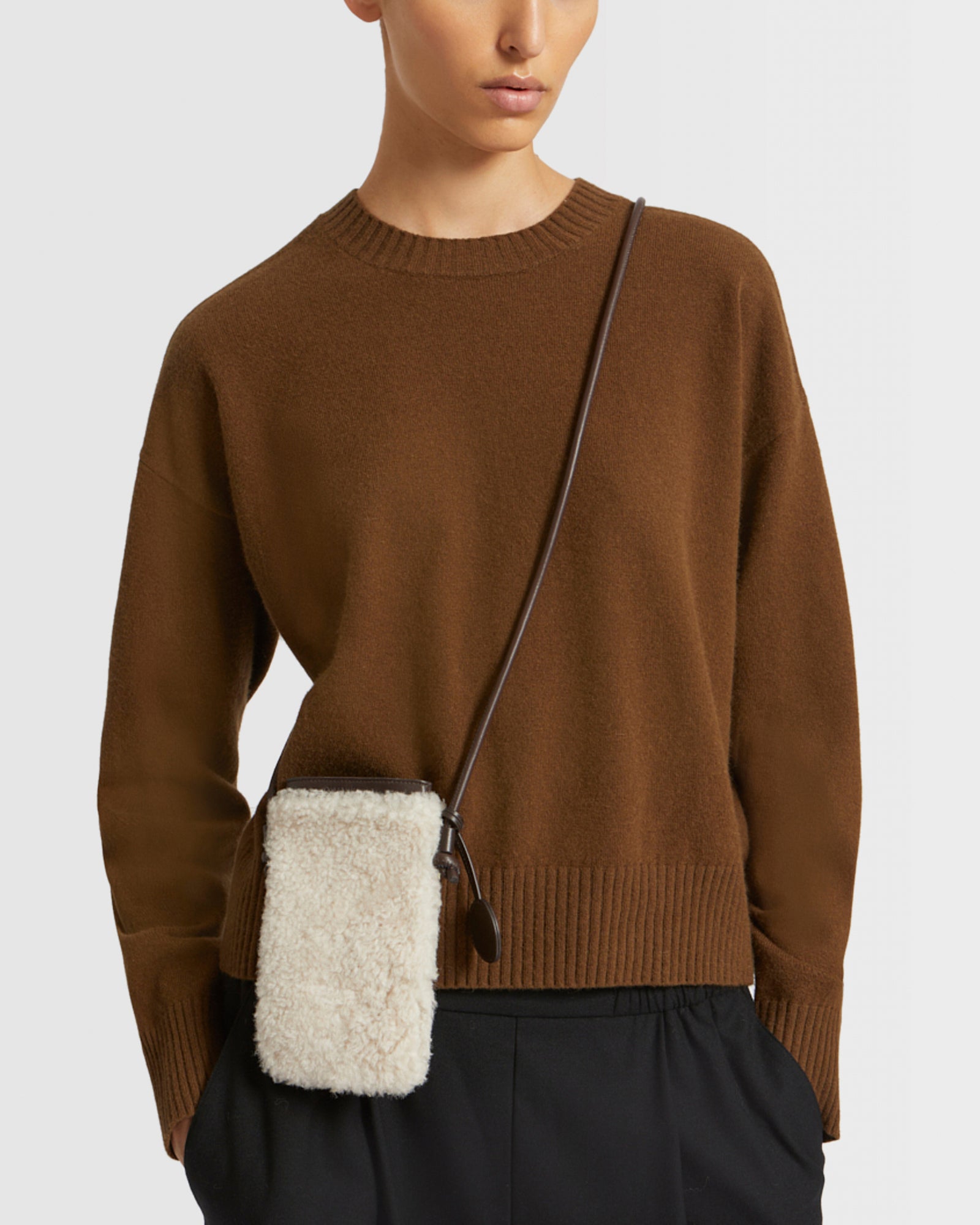 Handyhülle aus Bouclé-Merino und Lammleder – Braun Yves Salomon