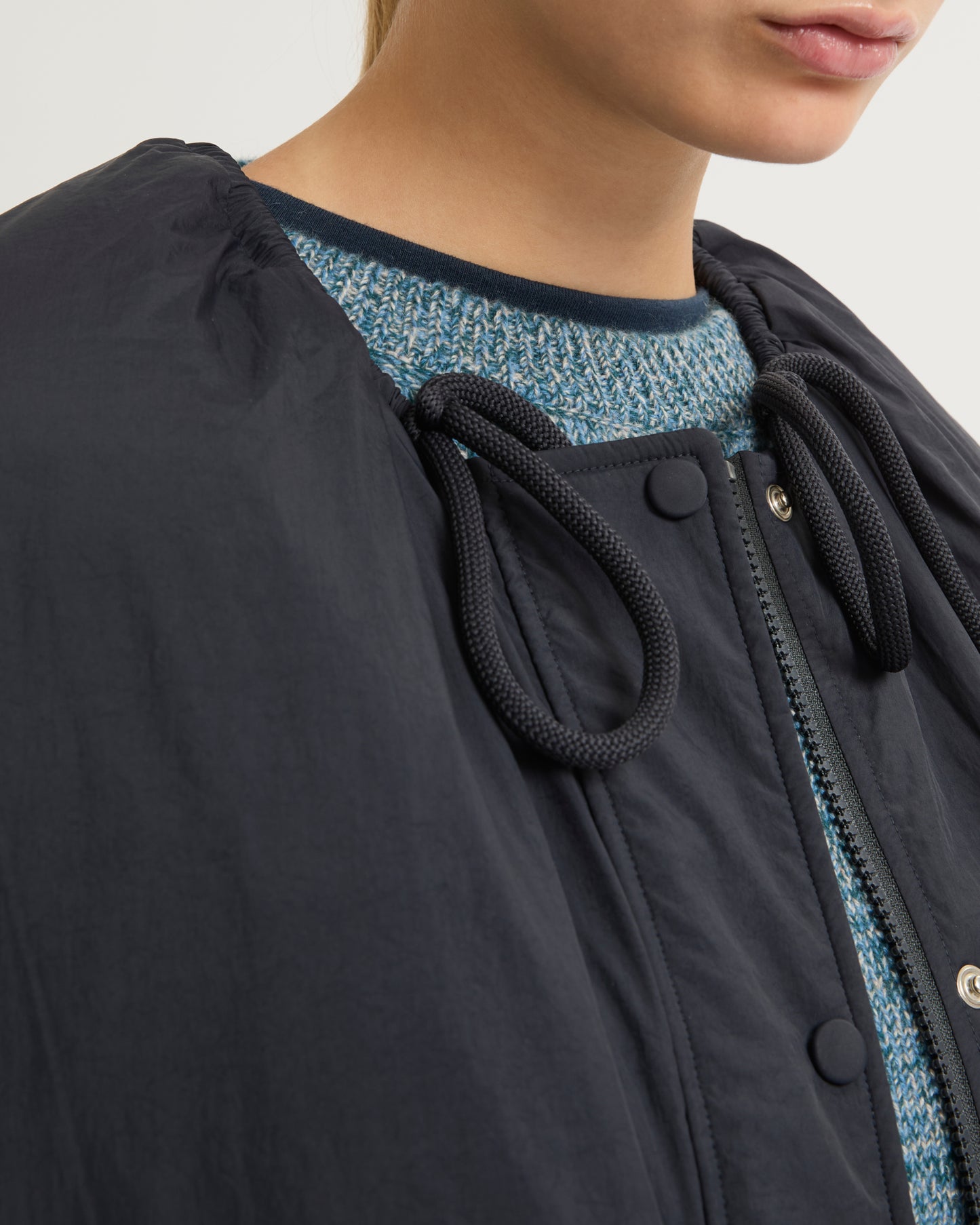 doudoune-courte-encolure-coulissee-bleu-fonce-25wfv04674k09wa7059 -Yves Salomon