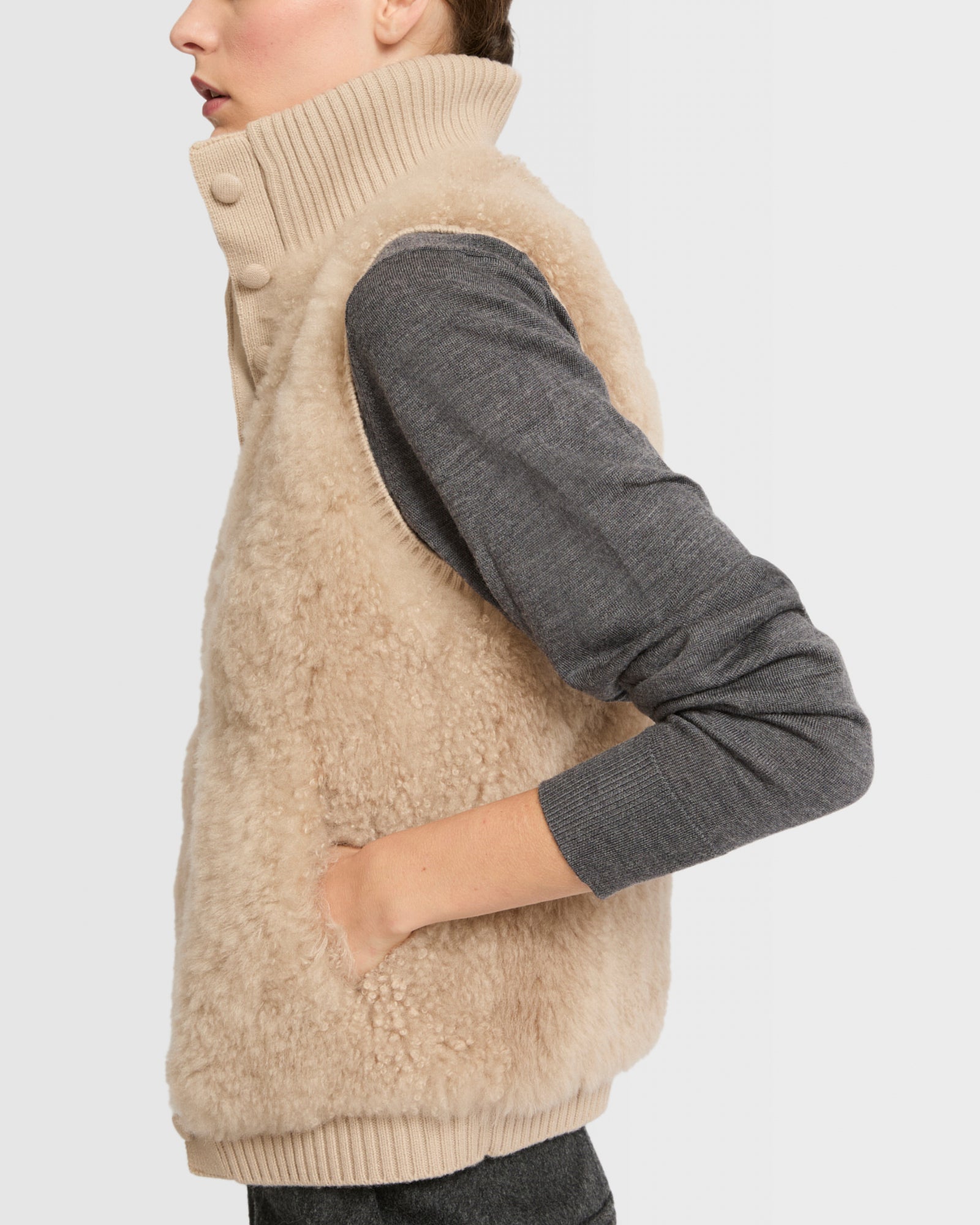 Kurze Weste aus Merinostrick und Lammfell Beige Yves Salomon
