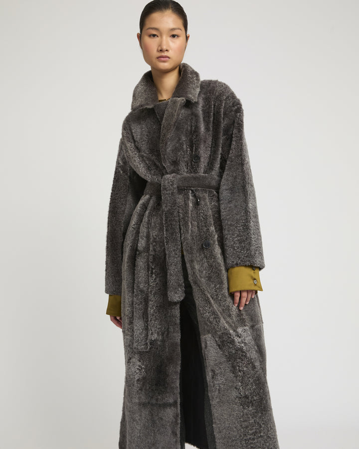 Manteau à double boutonnage en peau lainée agneau façon astrakan -Yves Salomon