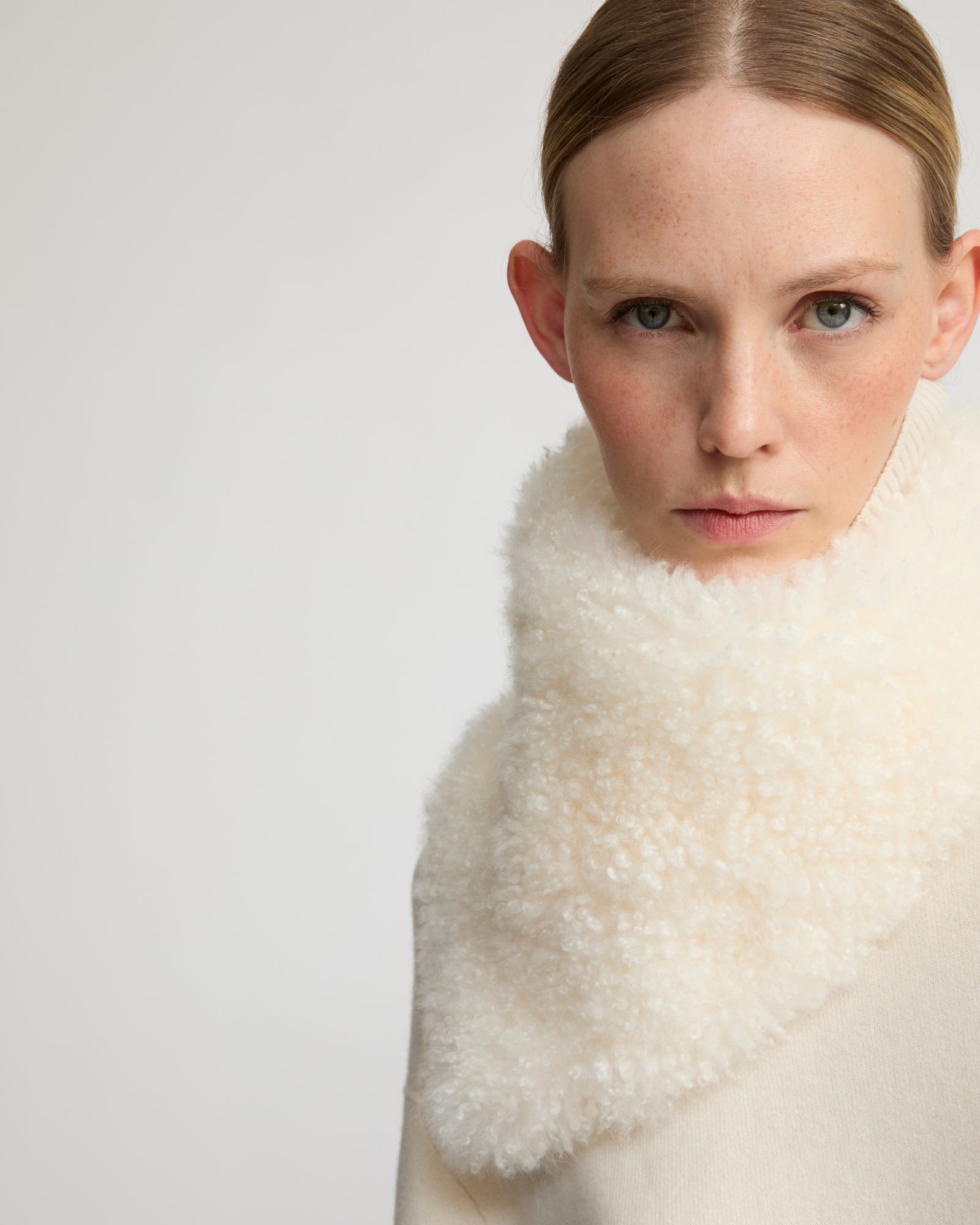 カシミヤ ラムスキン シアリング バンダナ - ホワイト - Yves Salomon