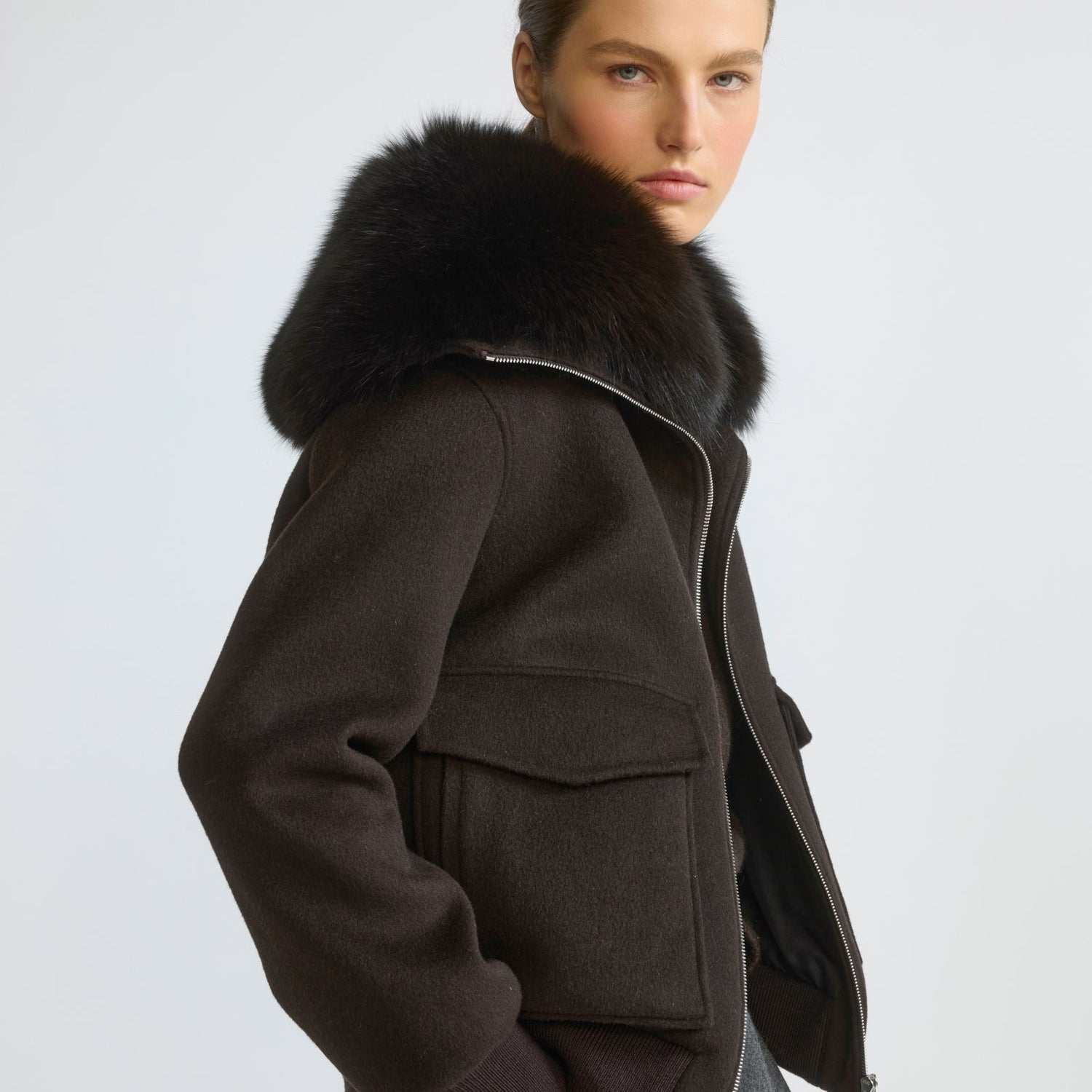 Veste courte en lainage cachemire avec col en fourrure de renard