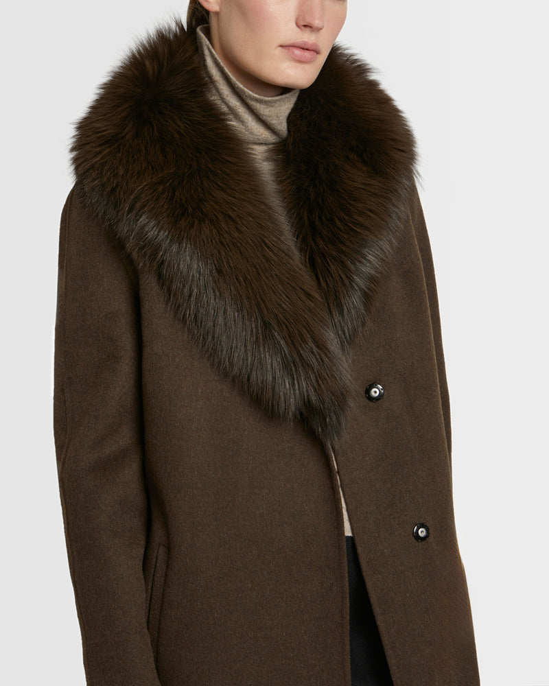 Manteau long en lainage cachemire et col en fourrure de renard