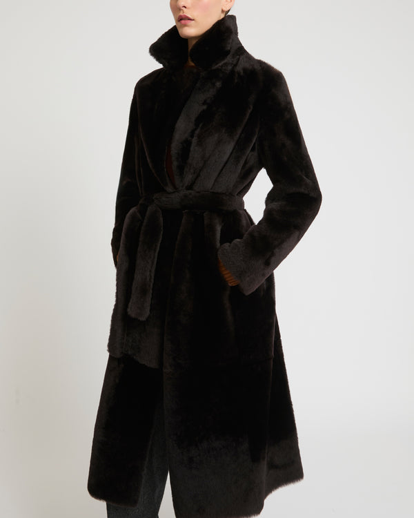 Manteau long ceinturé en peau lainée réversible