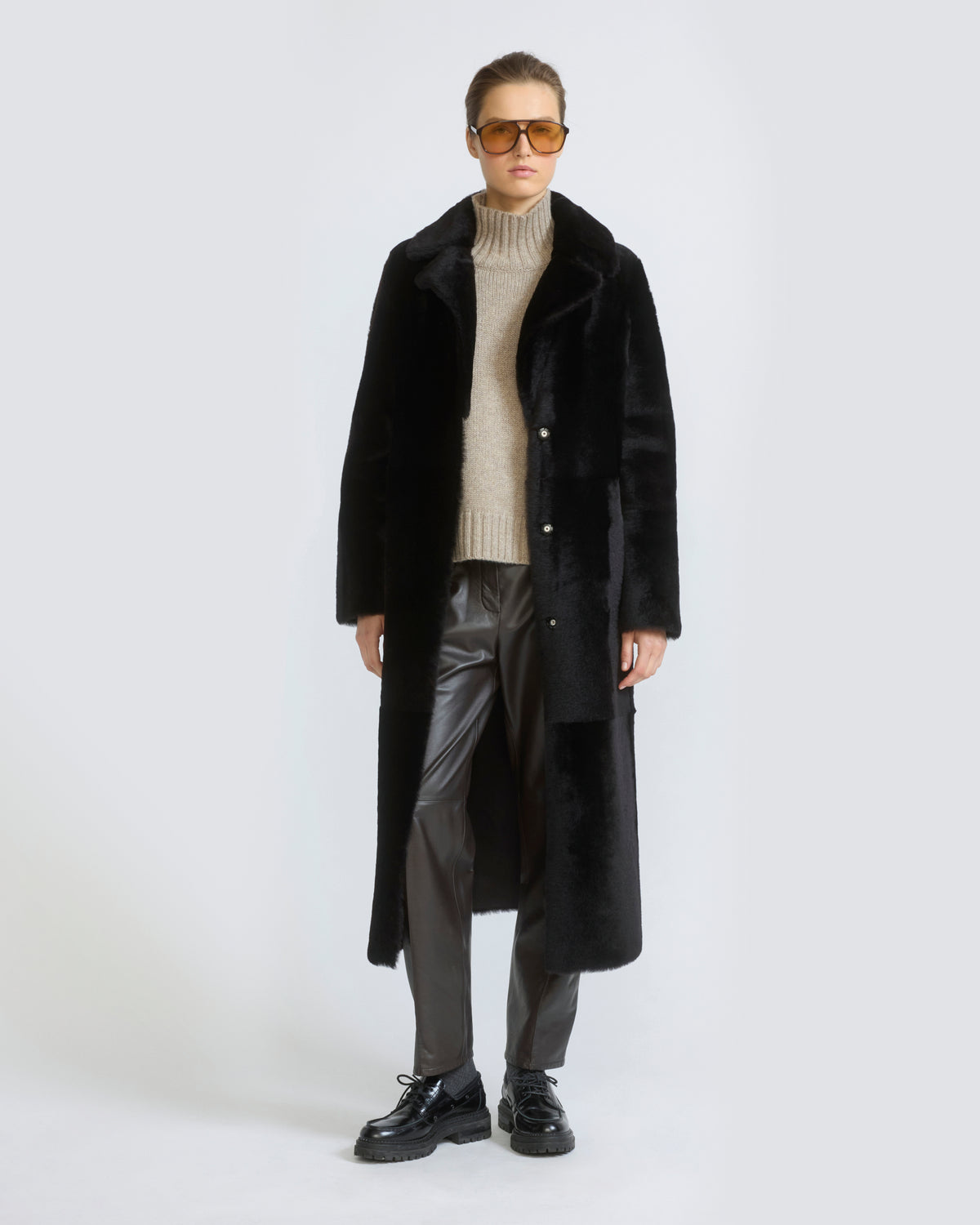 Manteau long ceinturé et réversible en peau lainée