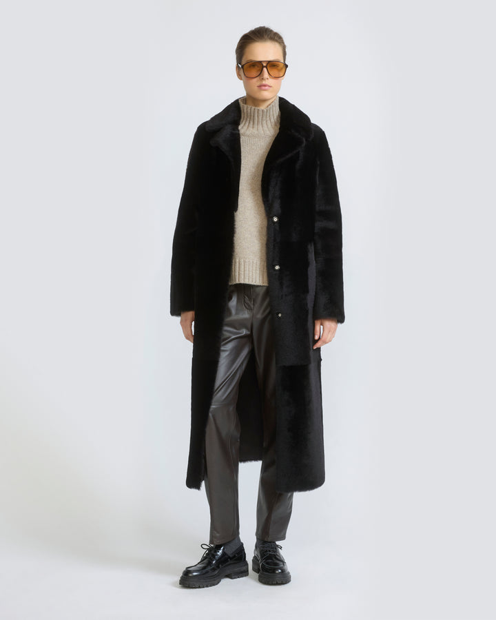 Manteau long ceinturé et réversible en peau lainée