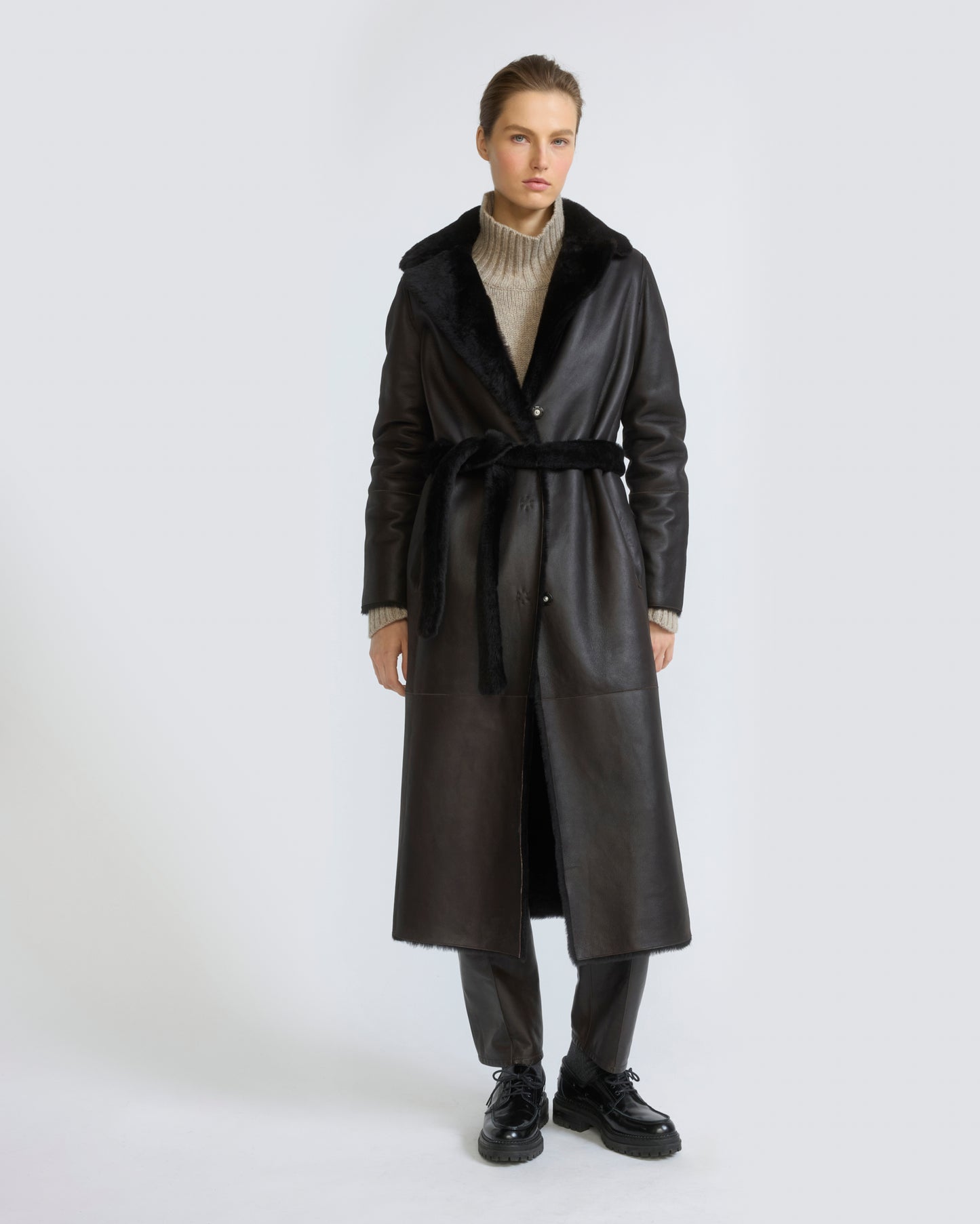 Manteau long ceinturé et réversible en peau lainée