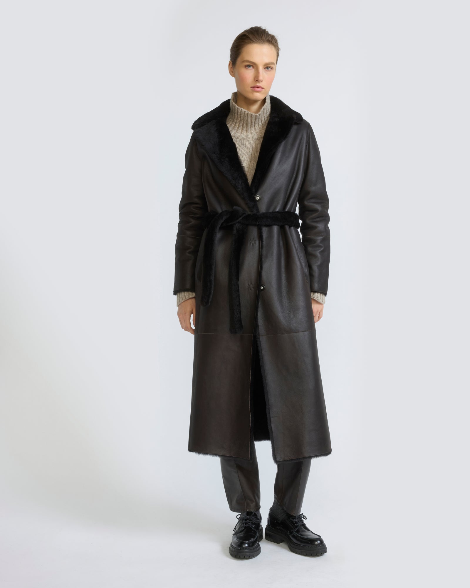Manteau long ceinturé et réversible en peau lainée