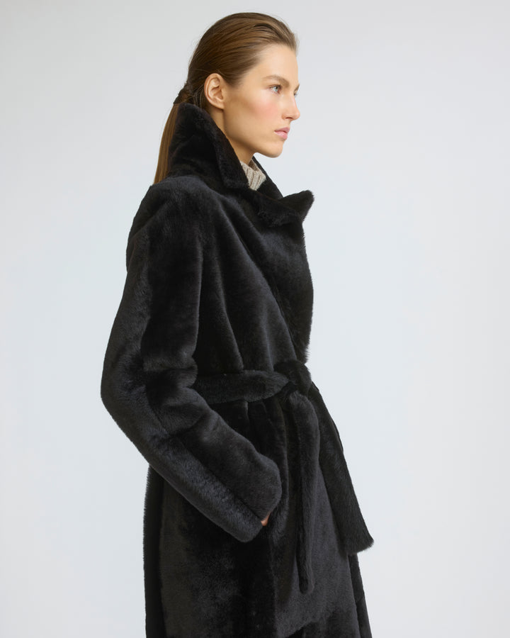 Manteau long ceinturé et réversible en peau lainée