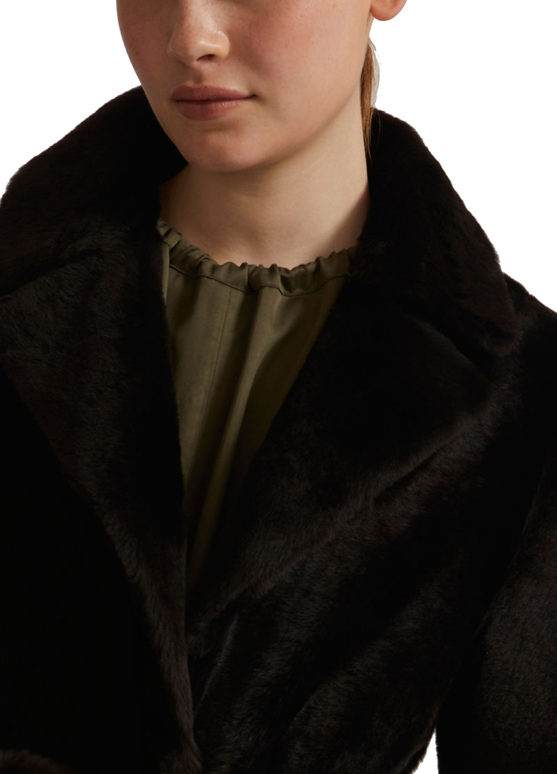 Manteau long ceinturé en peau lainée réversible