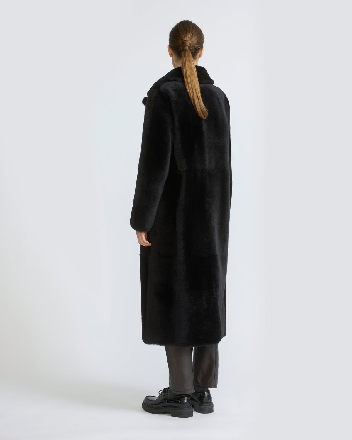 Manteau long ceinturé et réversible en peau lainée