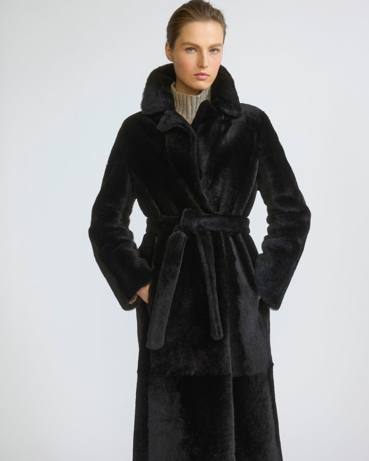 Manteau long ceinturé et réversible en peau lainée