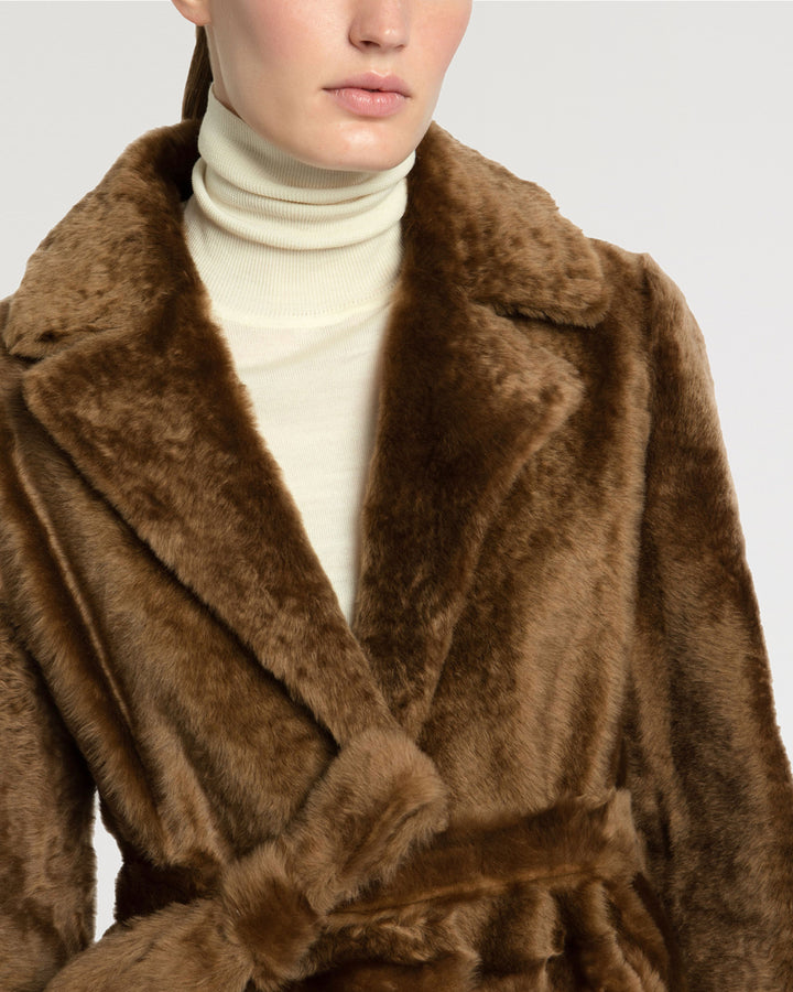 Manteau long ceinturé en peau lainée réversible