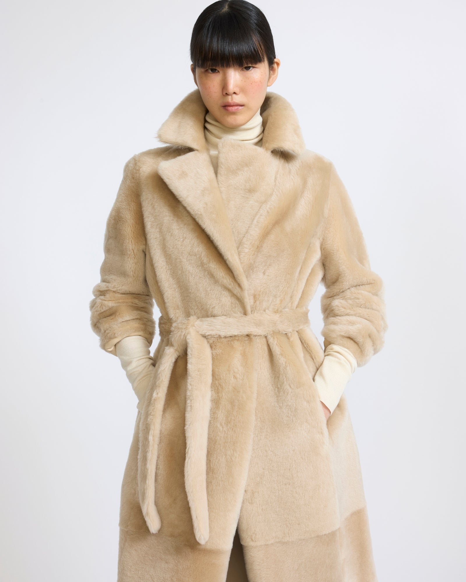 Manteau long ceinturé et réversible en peau lainée