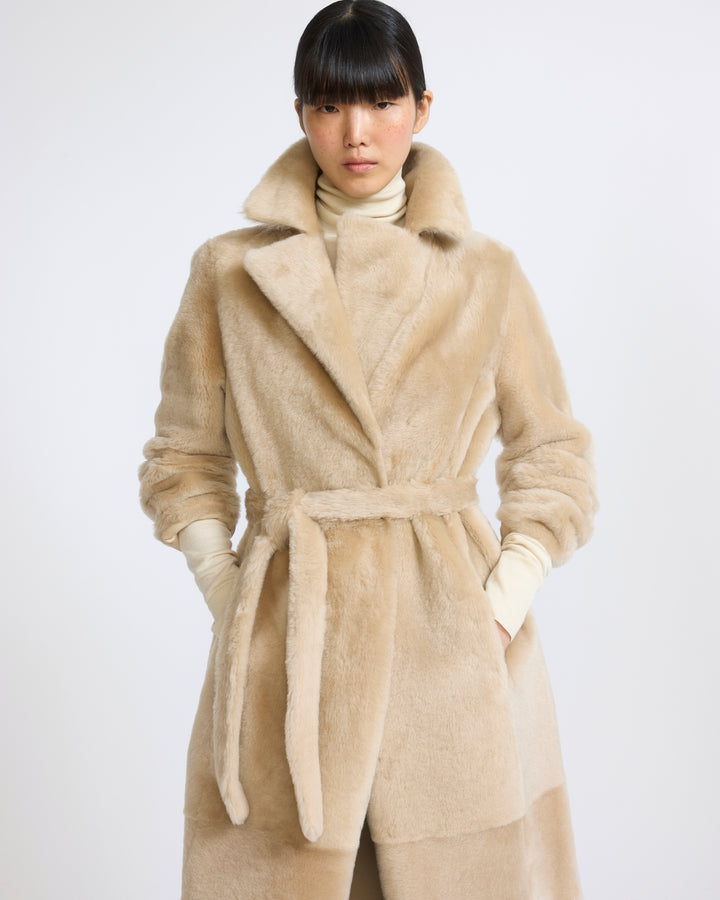 Manteau long ceinturé et réversible en peau lainée