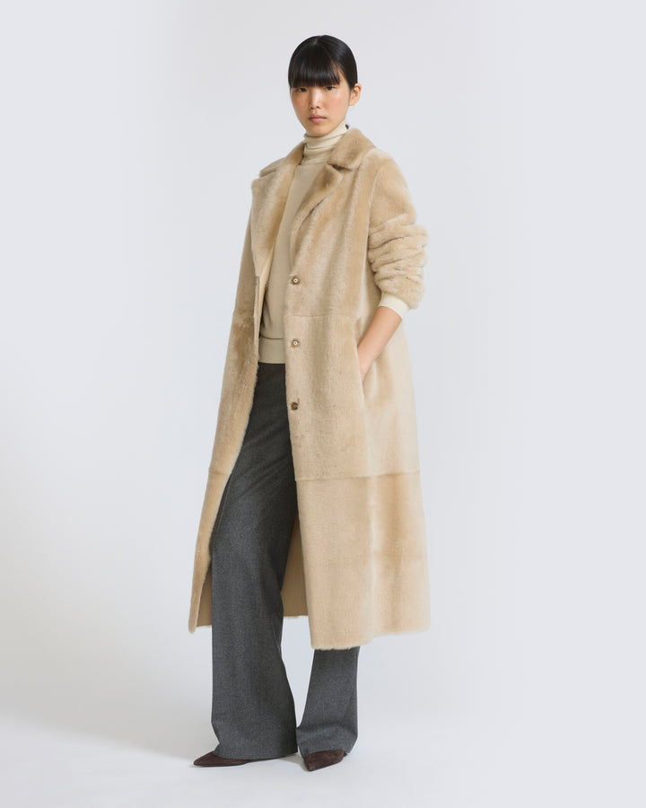 Manteau long ceinturé et réversible en peau lainée