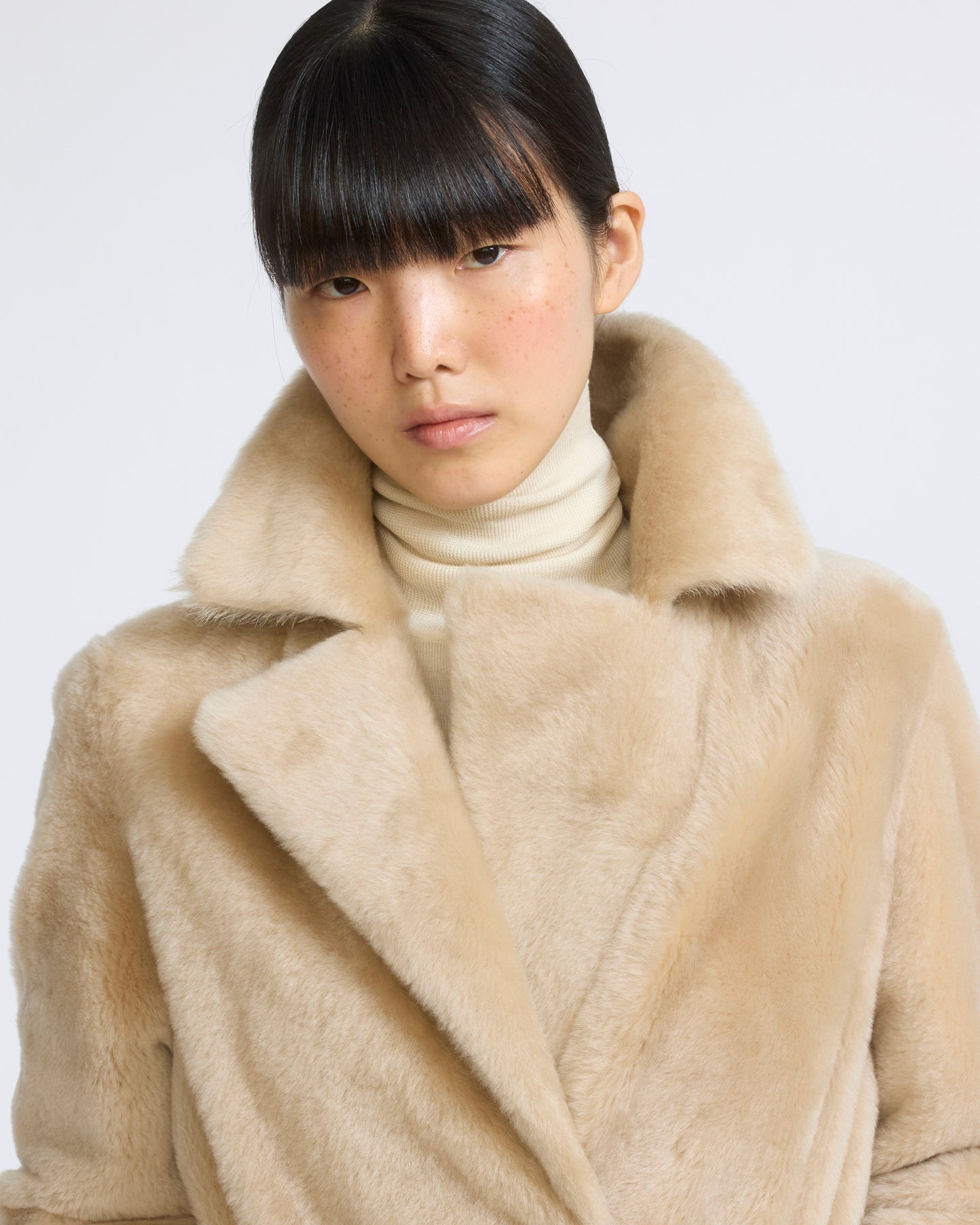Manteau long ceinturé et réversible en peau lainée