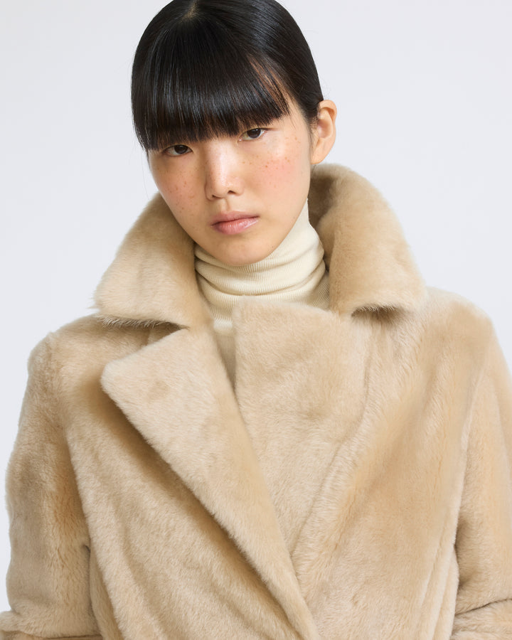 Manteau long ceinturé et réversible en peau lainée