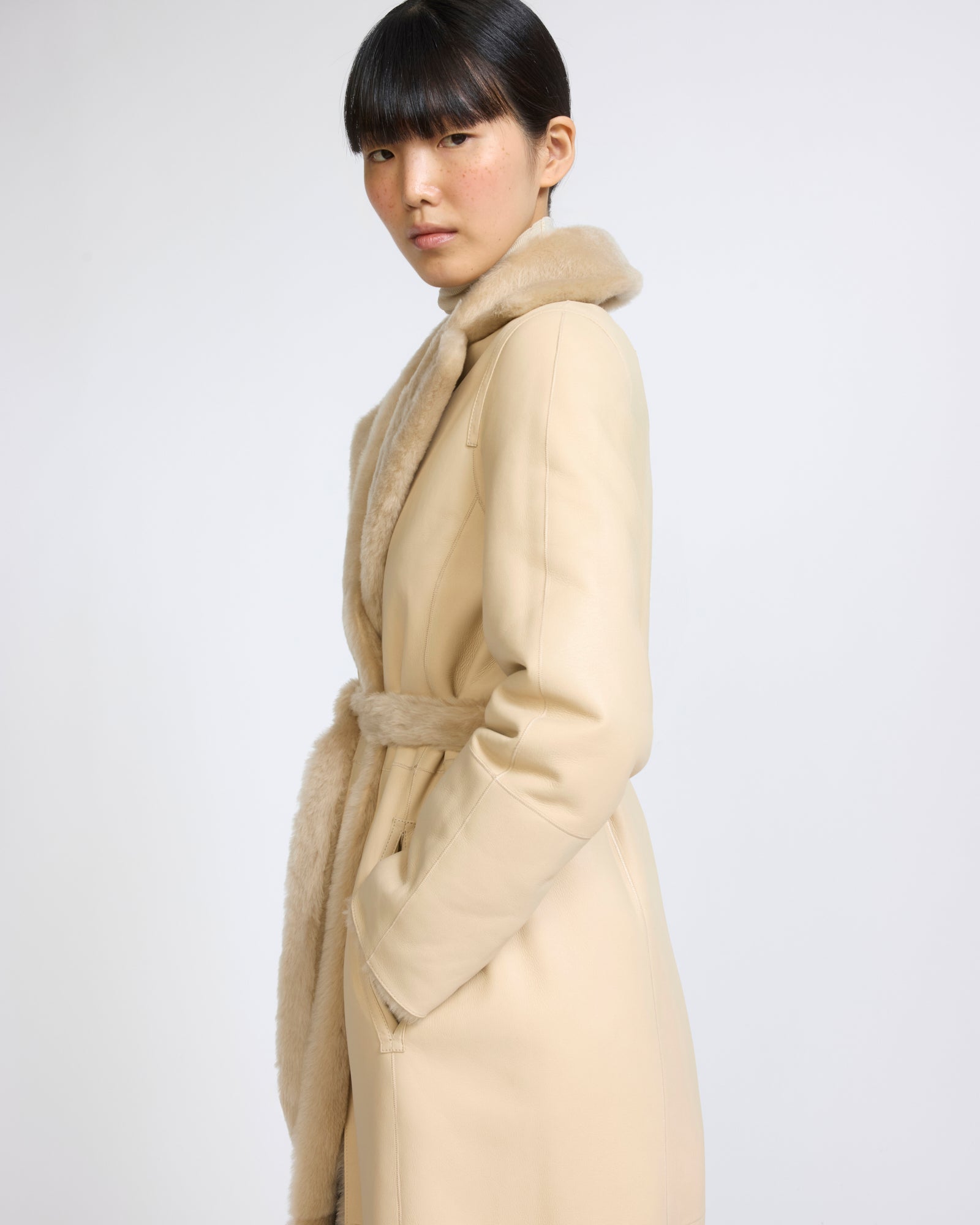 Manteau long ceinturé et réversible en peau lainée