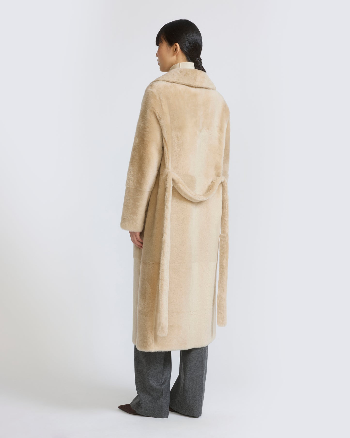 Manteau long ceinturé et réversible en peau lainée