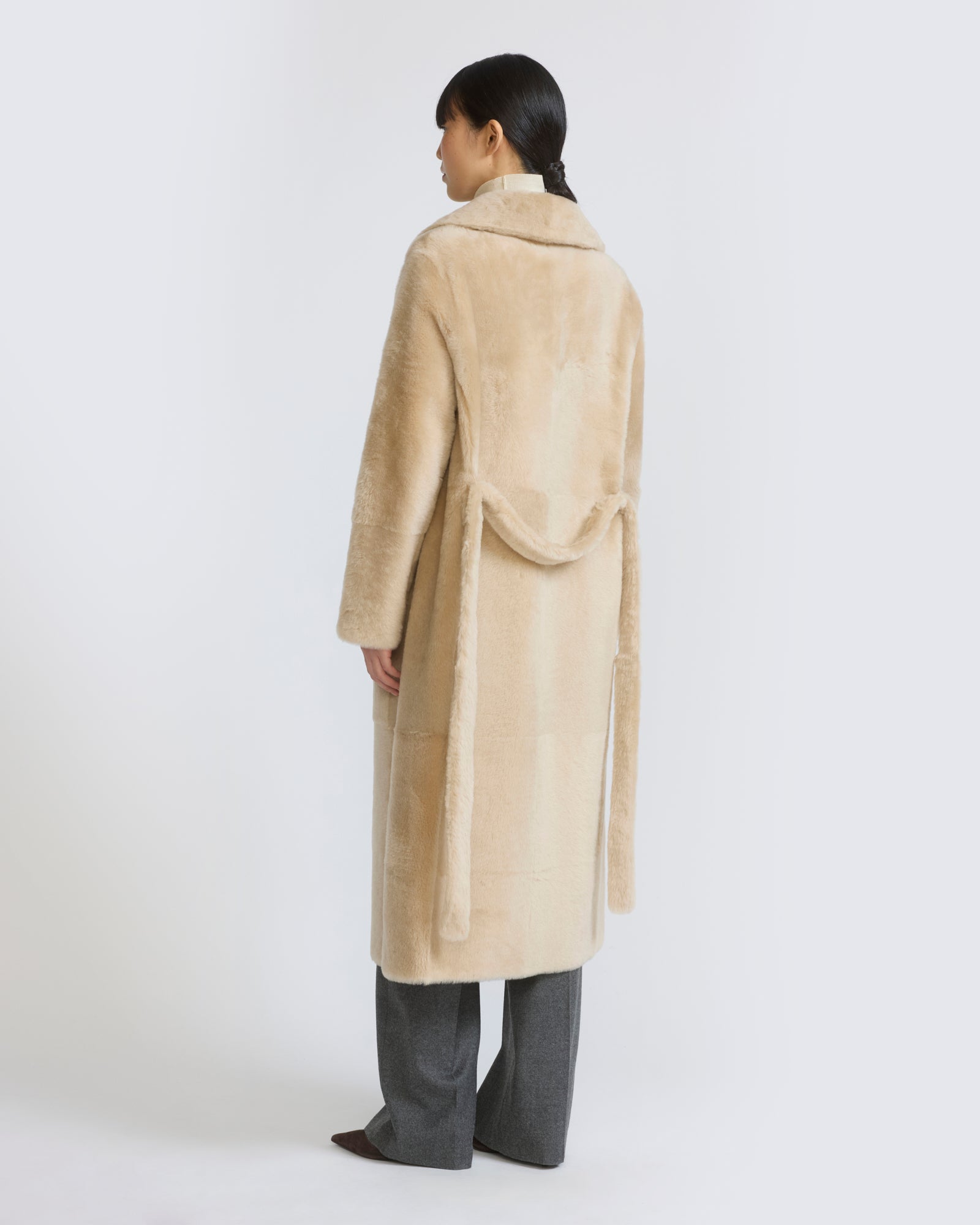 Manteau long ceinturé et réversible en peau lainée