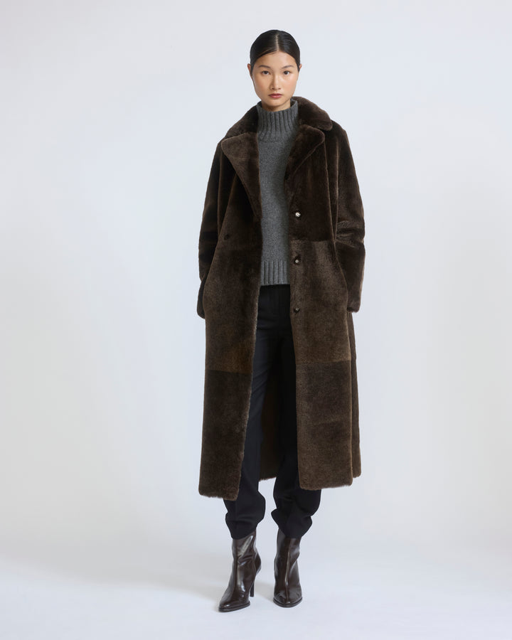 Manteau long ceinturé et réversible en peau lainée
