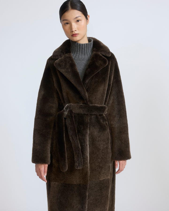 Manteau long ceinturé et réversible en peau lainée
