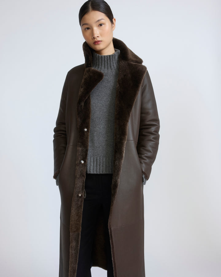 Manteau long ceinturé et réversible en peau lainée