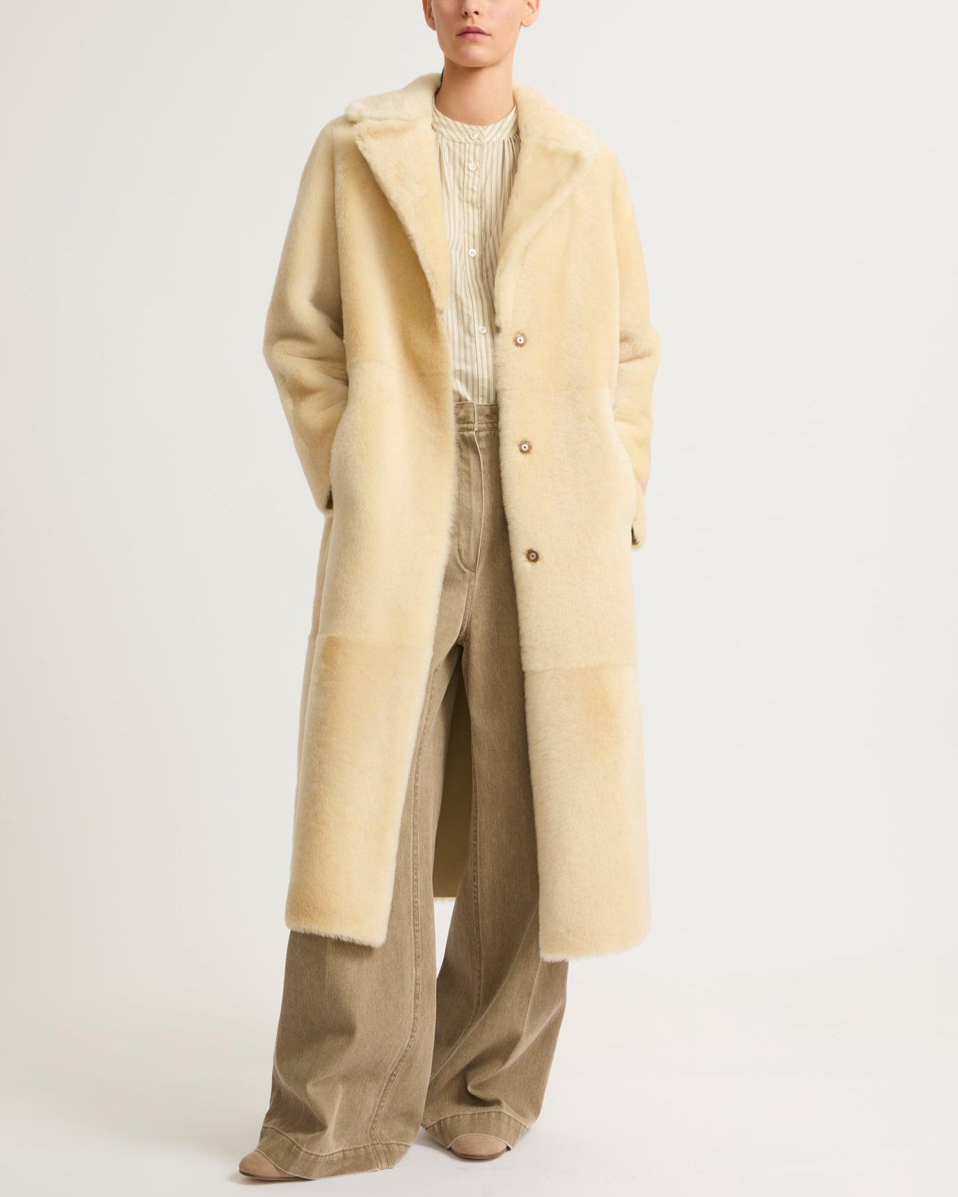 Manteau long ceinturé en peau lainée réversible