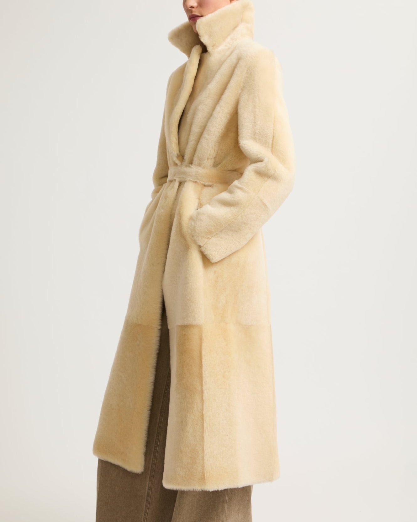 Manteau long ceinturé en peau lainée réversible