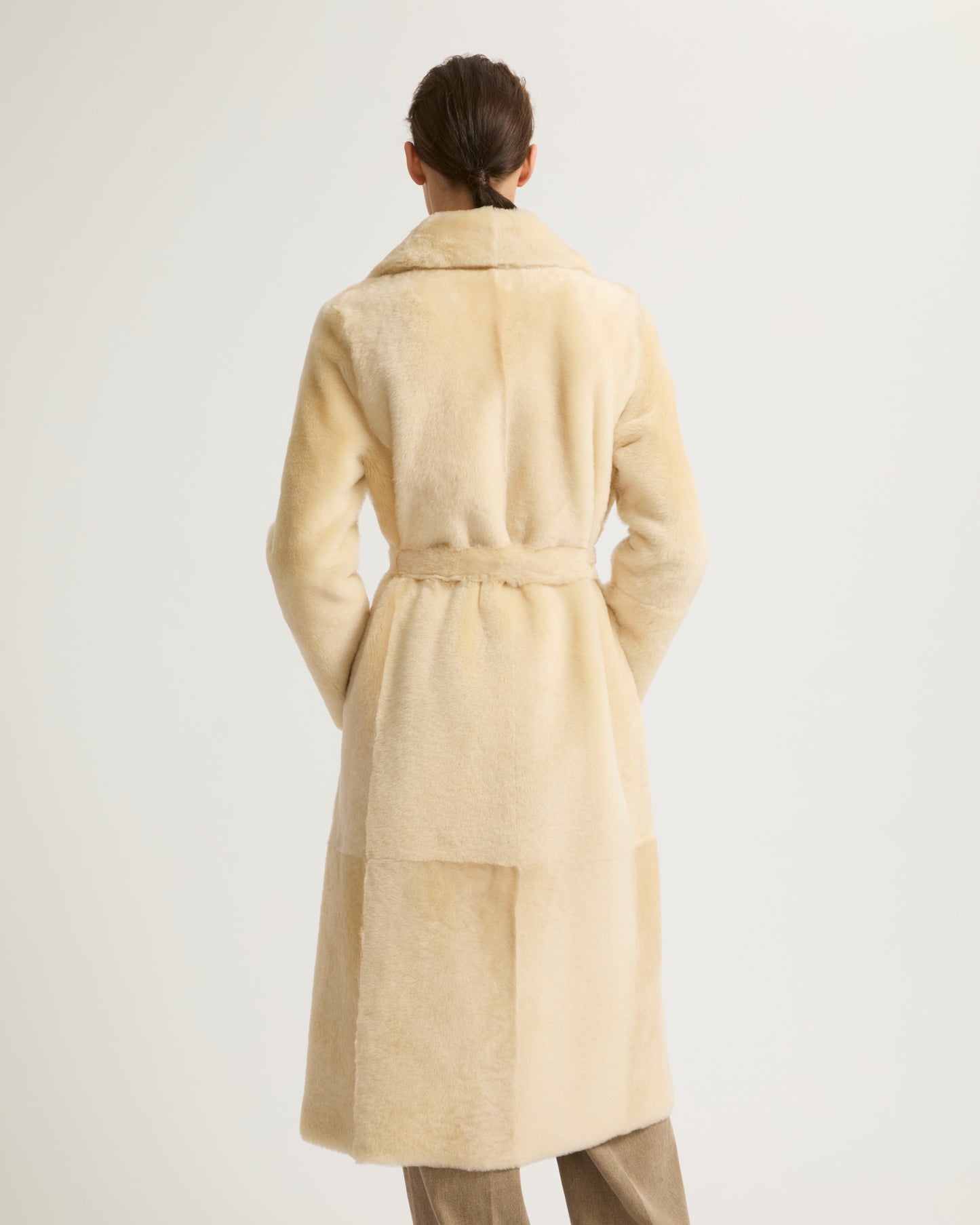 Manteau long ceinturé en peau lainée réversible