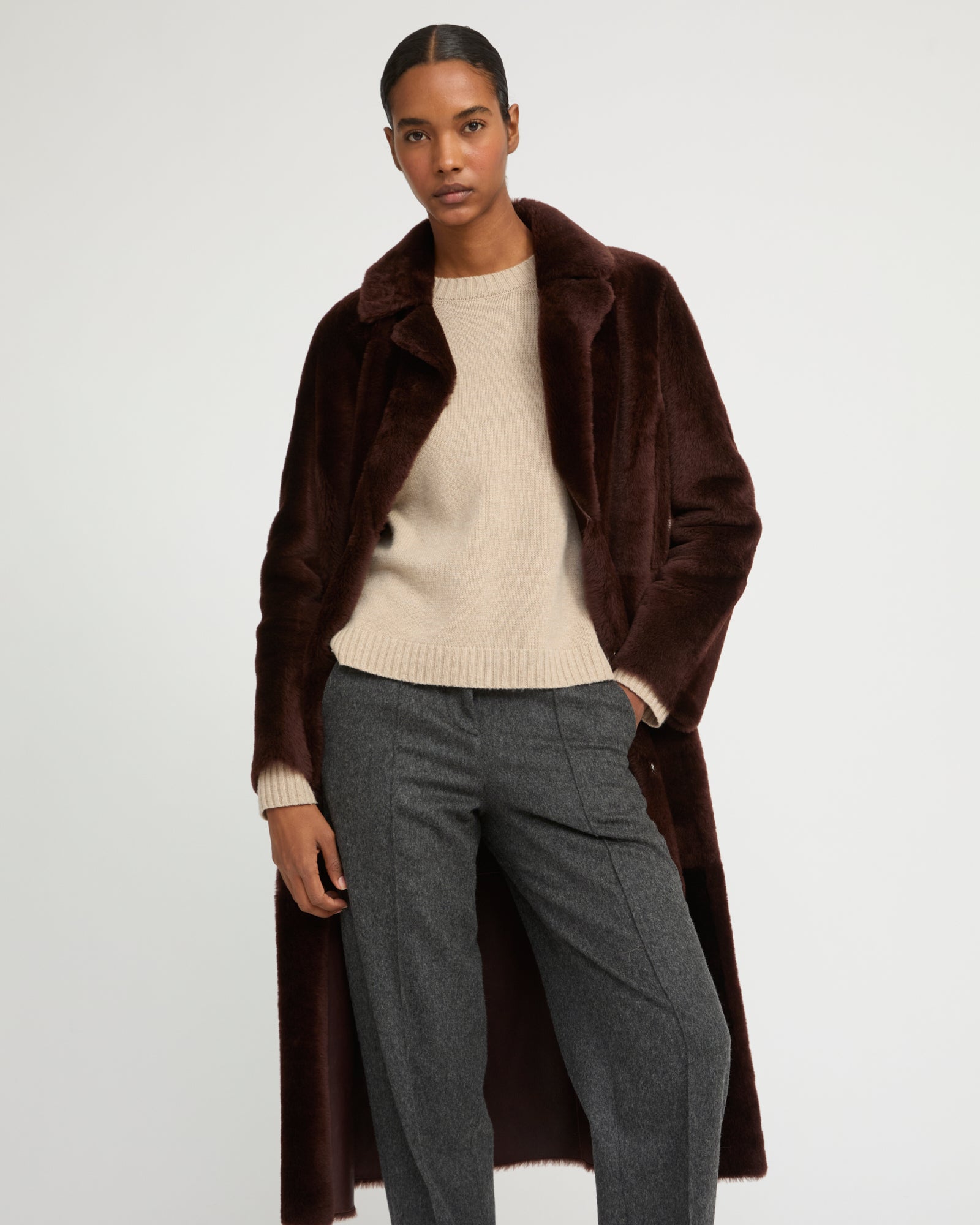 Manteau long ceinturé en peau lainée réversible -Yves Salomon