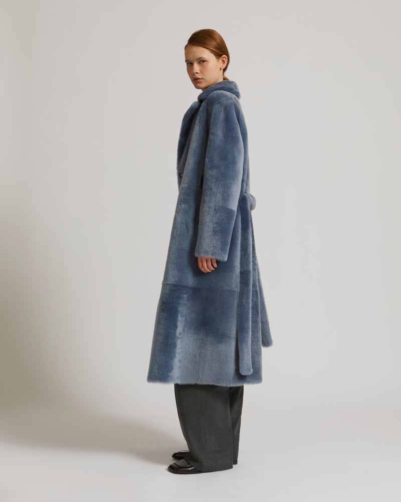 Manteau long ceinturé en peau lainée réversible