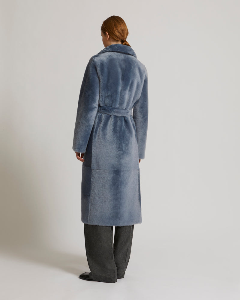 Manteau long ceinturé en peau lainée réversible