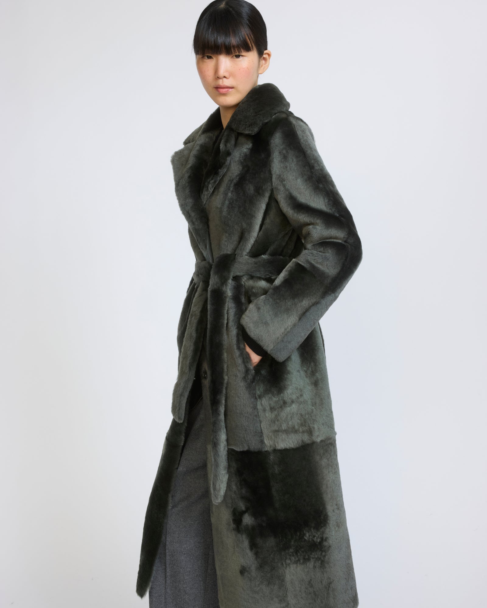 Manteau long ceinturé et réversible en peau lainée