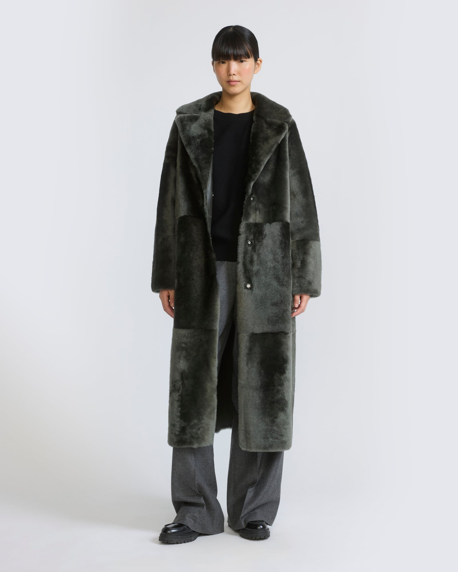 Manteau long ceinturé et réversible en peau lainée
