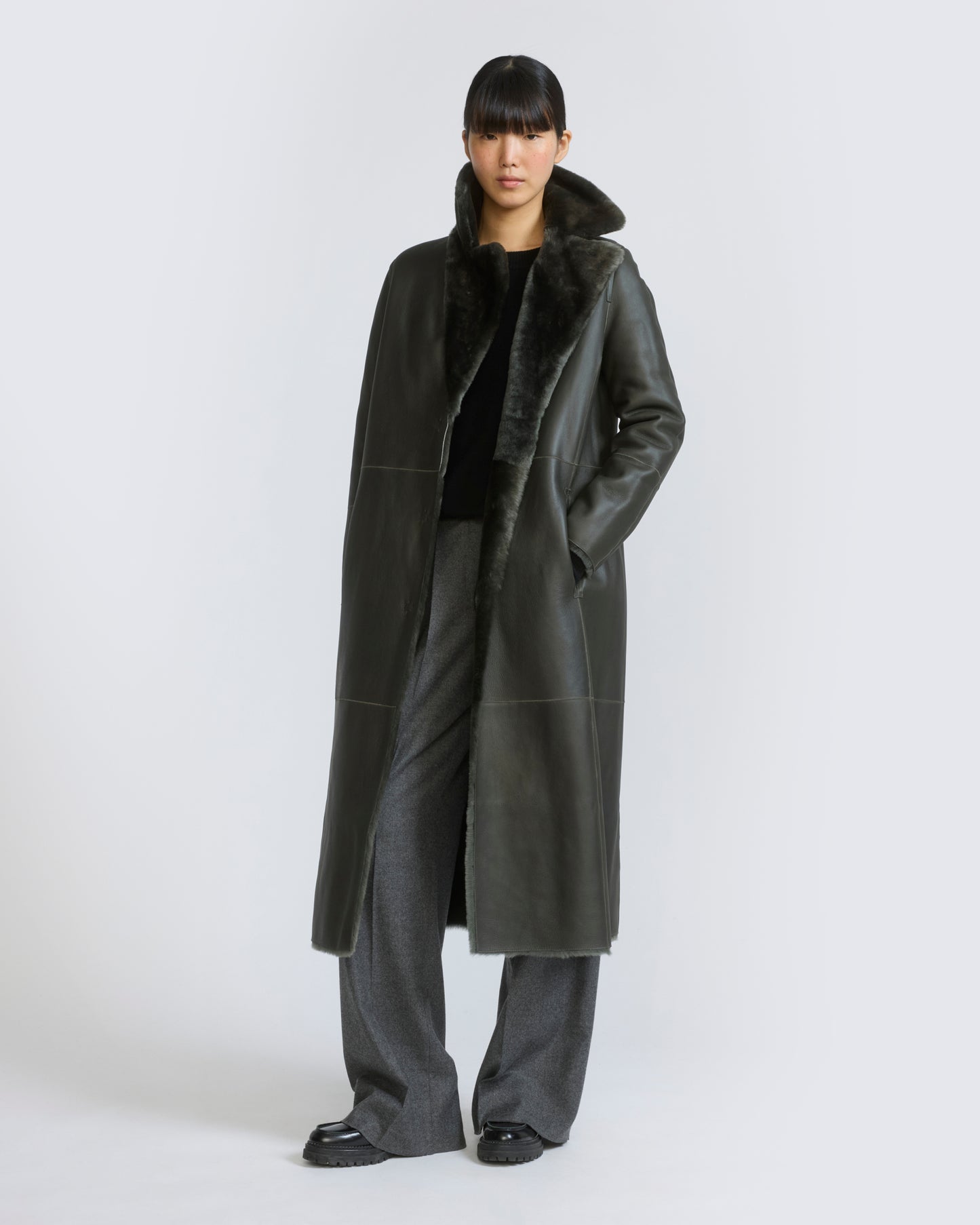 Manteau long ceinturé et réversible en peau lainée
