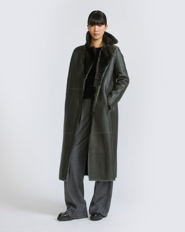 Manteau long ceinturé et réversible en peau lainée