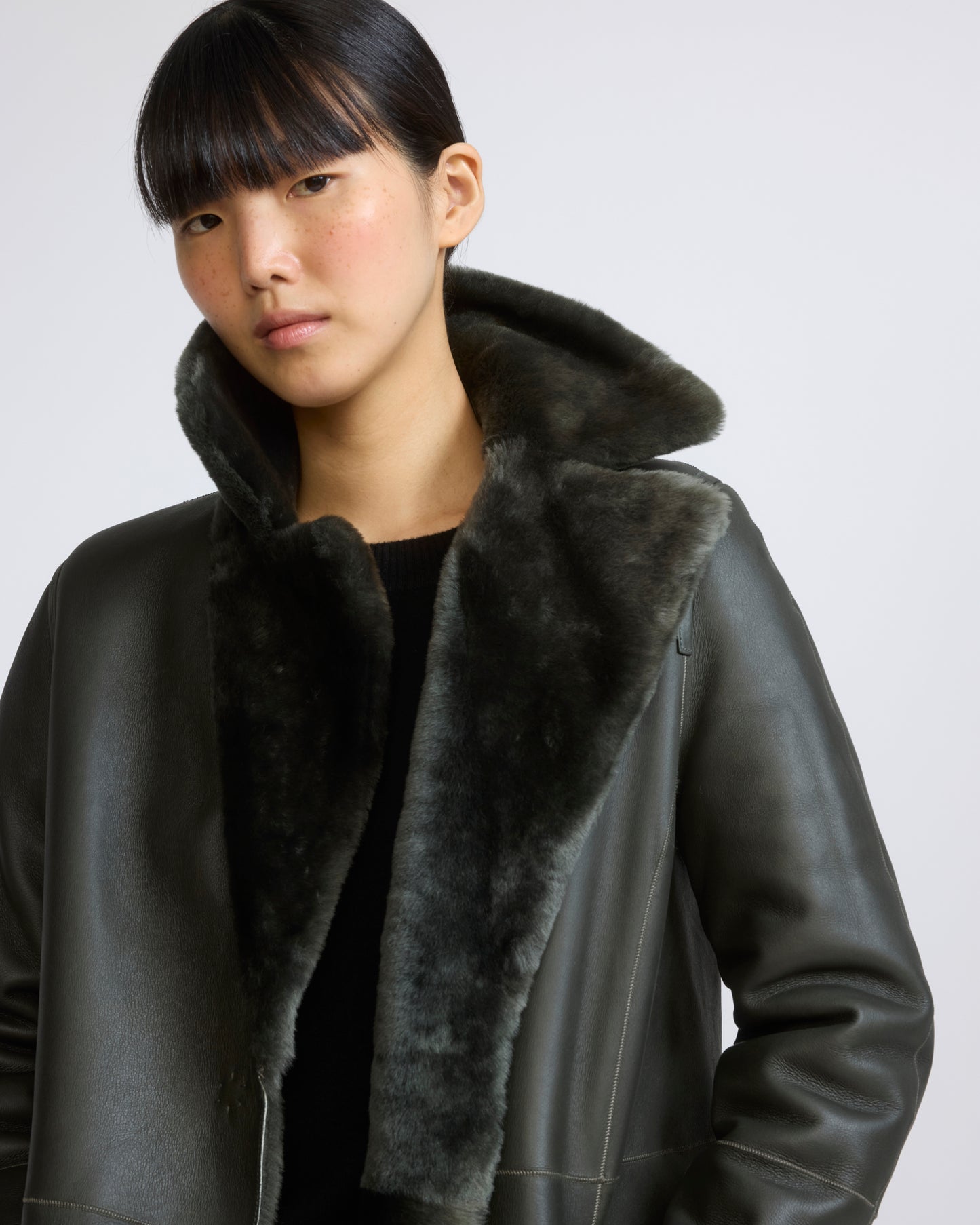 Manteau long ceinturé et réversible en peau lainée