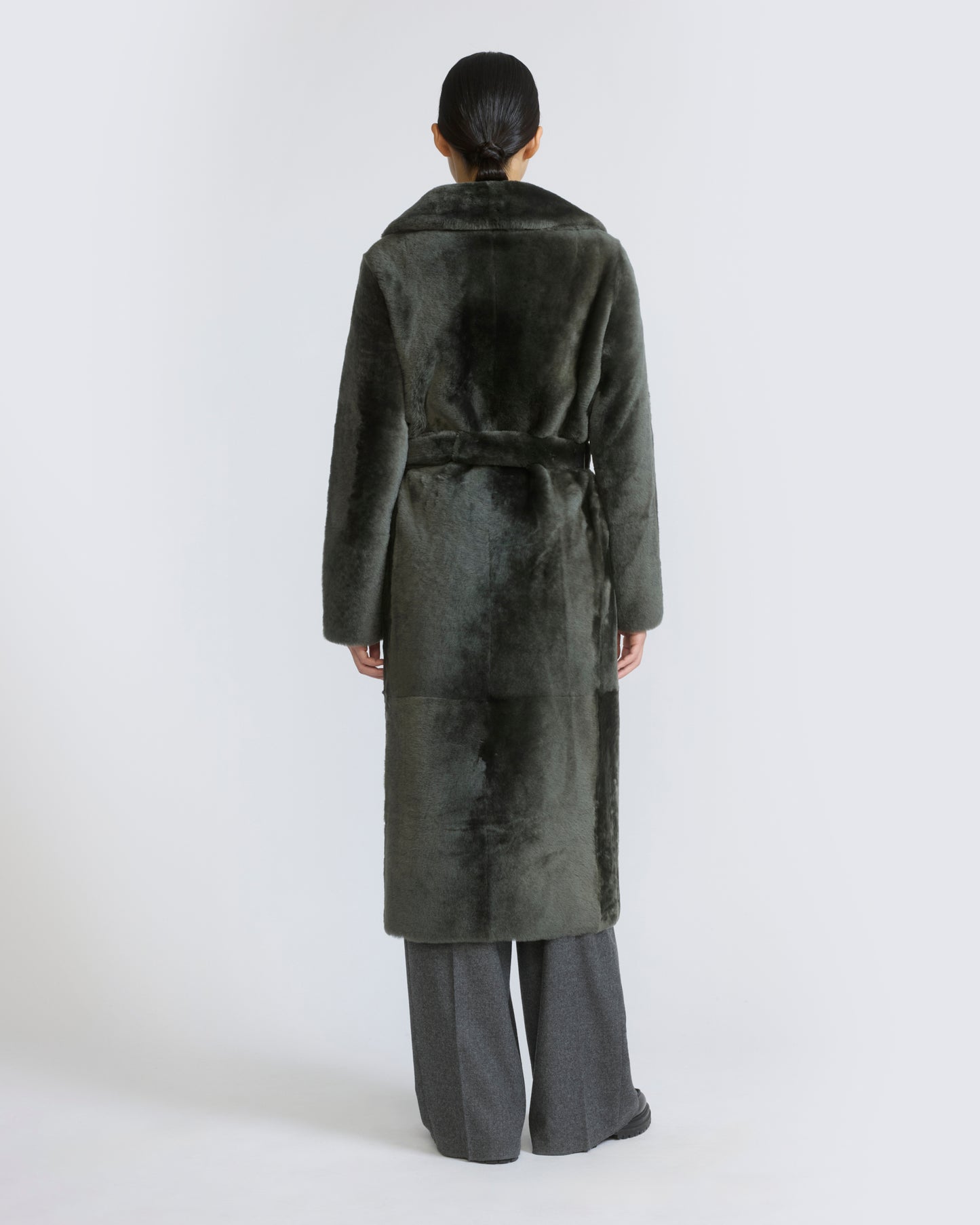 Manteau long ceinturé et réversible en peau lainée