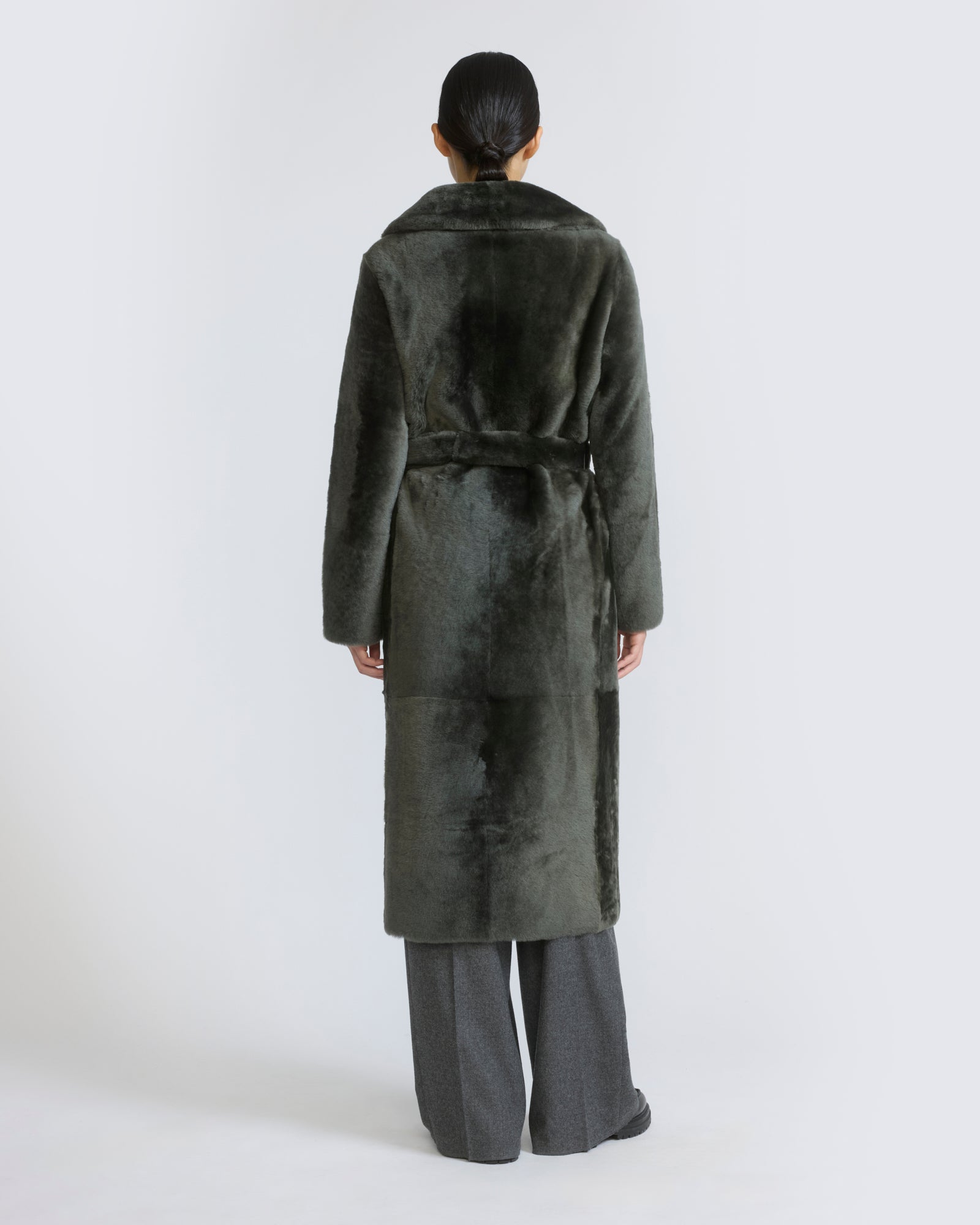 Manteau long ceinturé et réversible en peau lainée