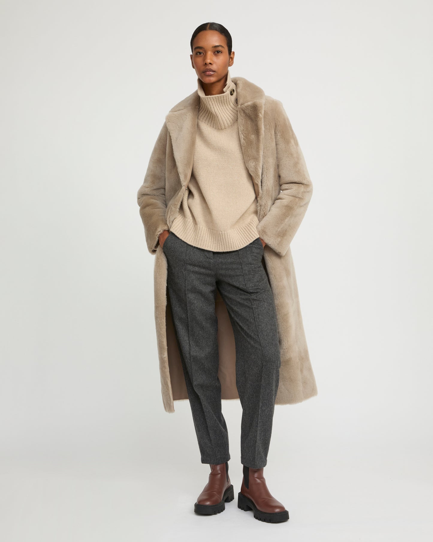 Manteau long ceinturé en peau lainée réversible