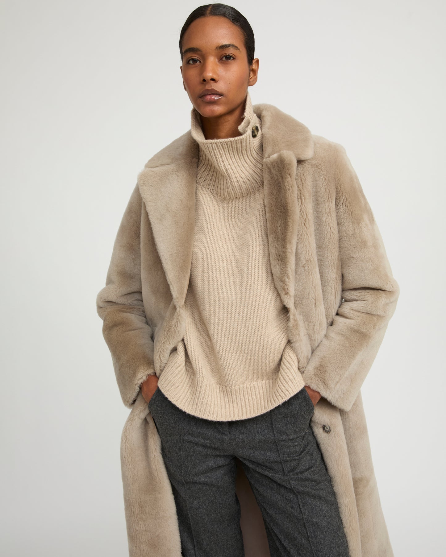 Manteau long ceinturé en peau lainée réversible