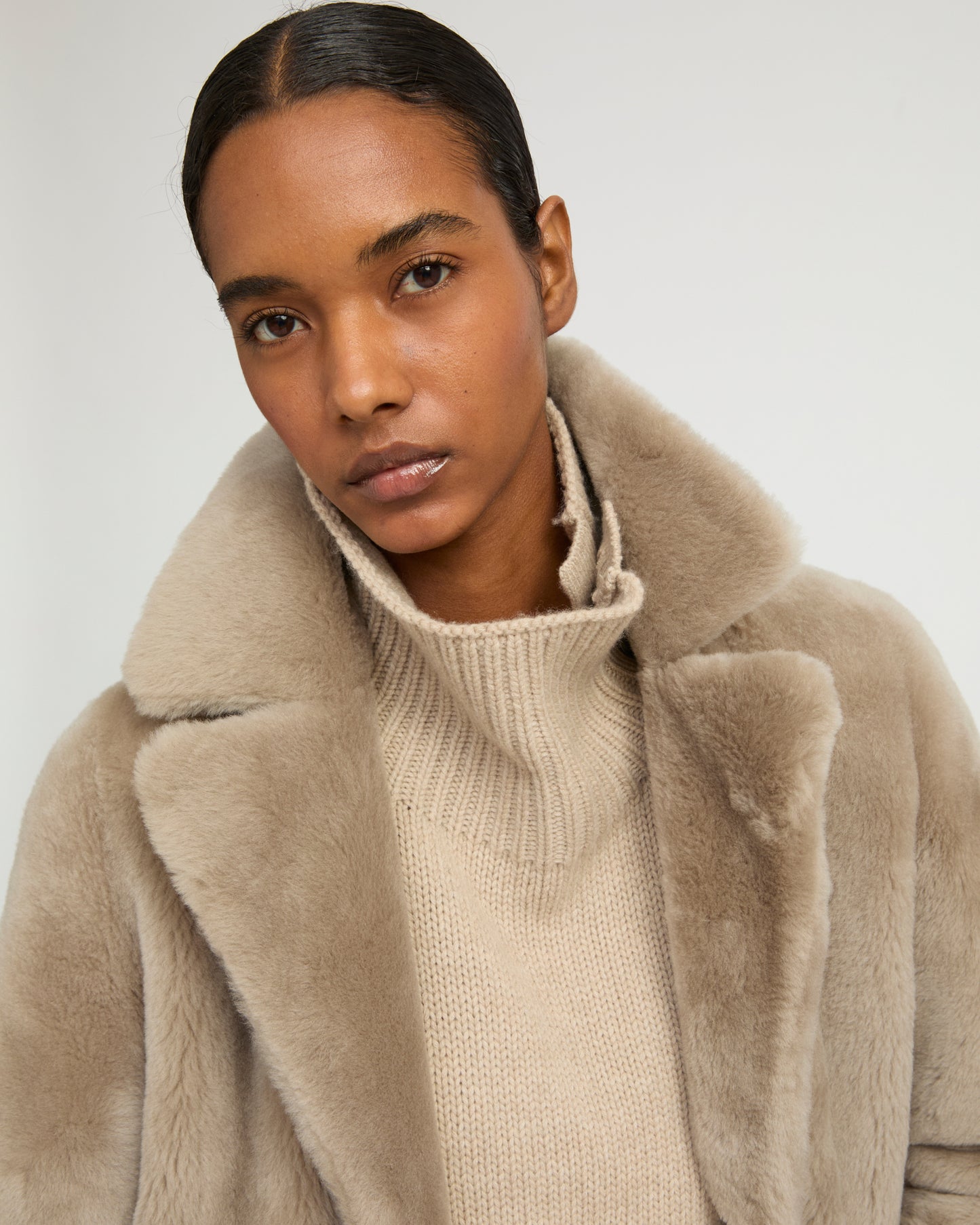 Manteau long ceinturé en peau lainée réversible