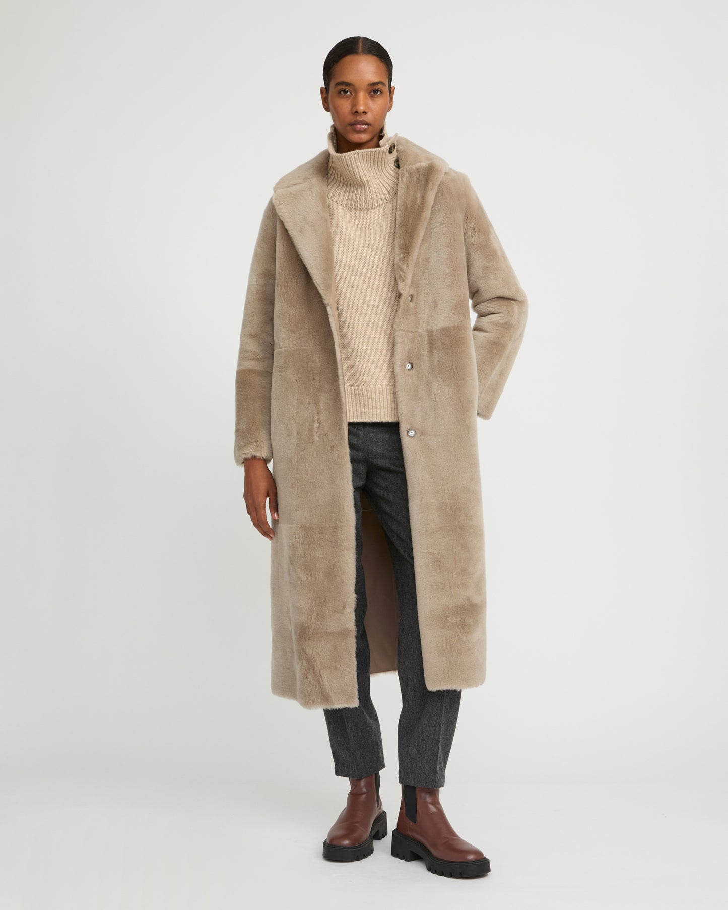Manteau long ceinturé en peau lainée réversible
