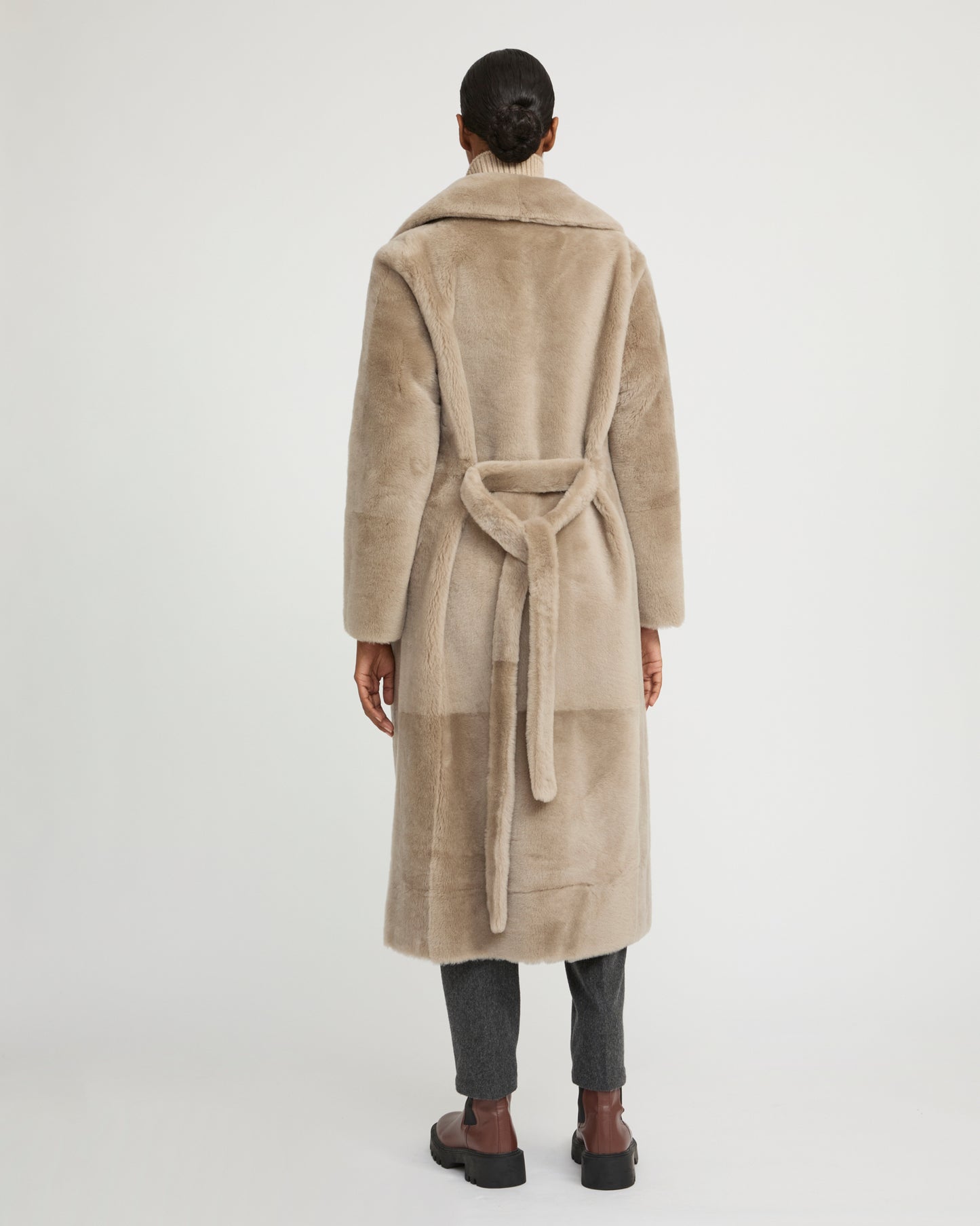 Manteau long ceinturé en peau lainée réversible
