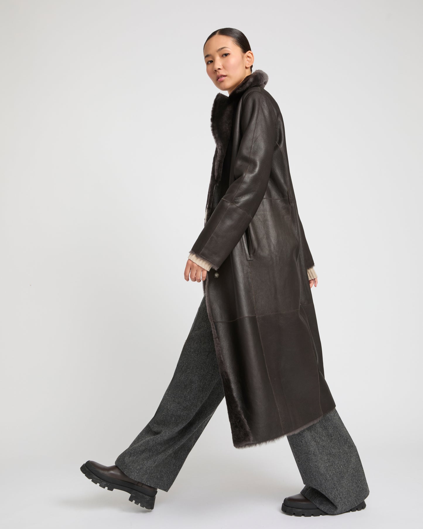 Manteau long ceinturé en peau lainée réversible -Yves Salomon