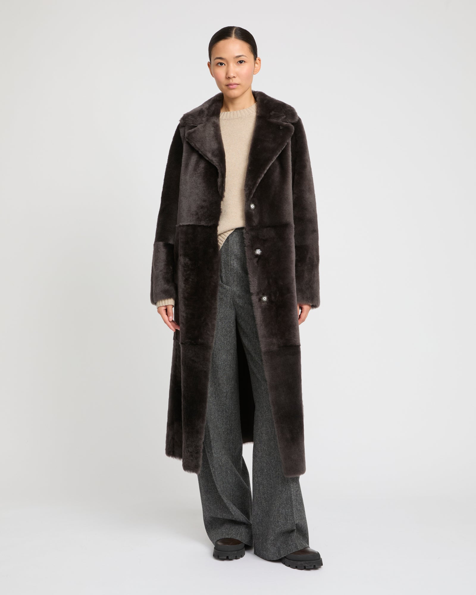 Manteau long ceinturé en peau lainée réversible -Yves Salomon