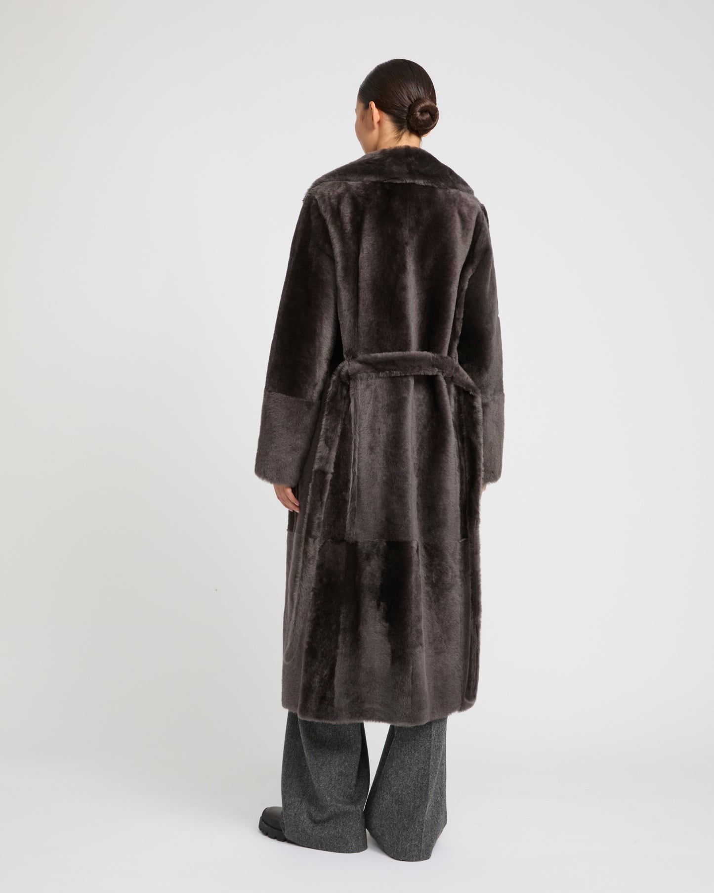 Manteau long ceinturé en peau lainée réversible -Yves Salomon